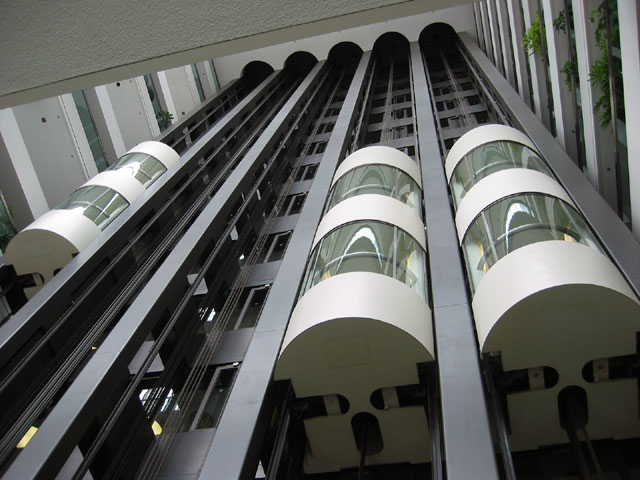 المصعد الآلي:خصائصه و مراحل تطوره