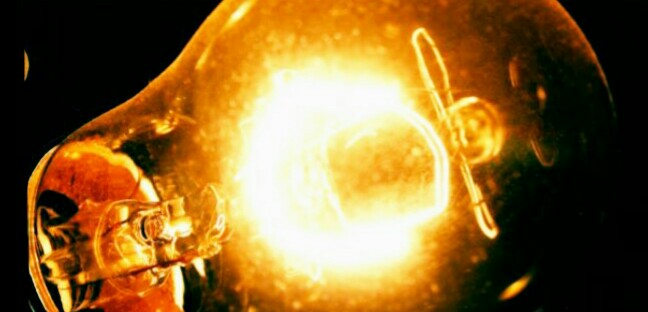 متى اخترع المصباح الكهربائي