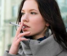 كيف يؤثر التدخين على جمال المرأة حقائق